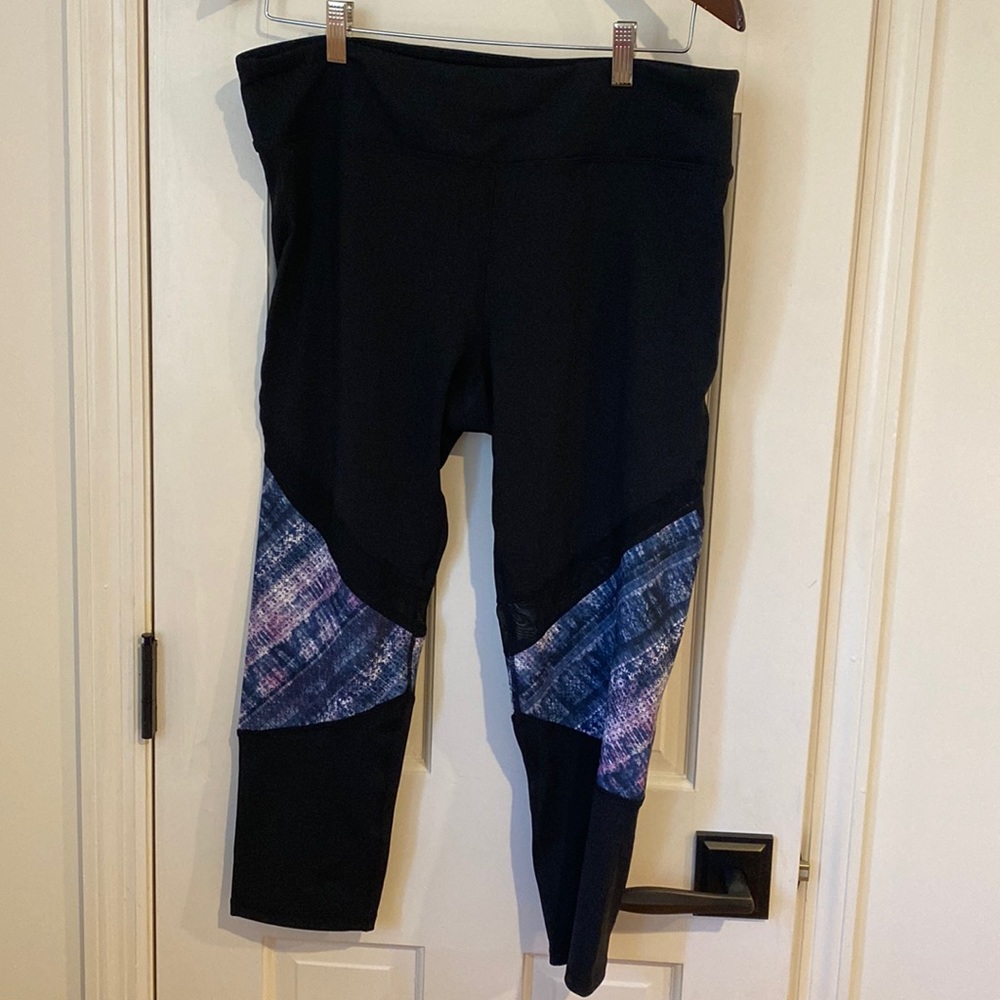 Cropped Gaiam leggings size XL black with floral pattern near calf